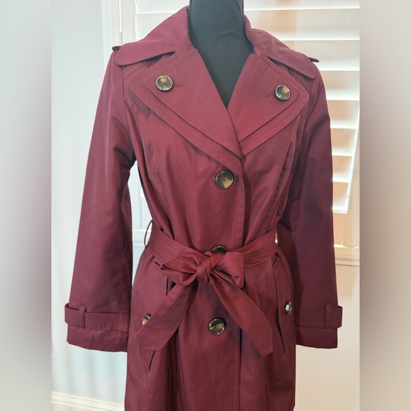 🍷 London Fog Burgundy Trench Coat with Hood – Women’s PM (Petite Medium) - Picture 2 of 6